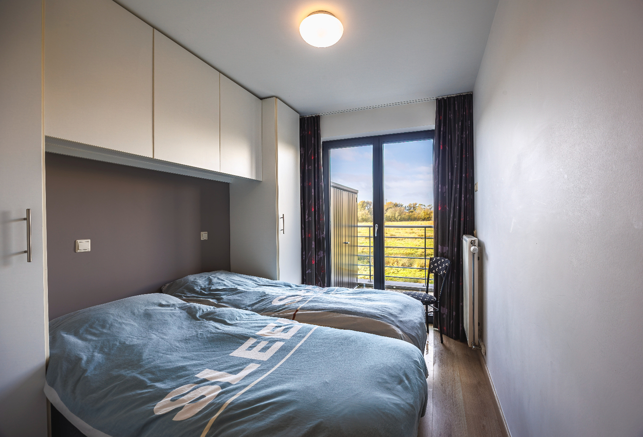 Gelijkvloers appartement met uitzonderlijk zonnig terras en zicht op natuurgebied, op een boogscheut van de zeedijk te Heist. 