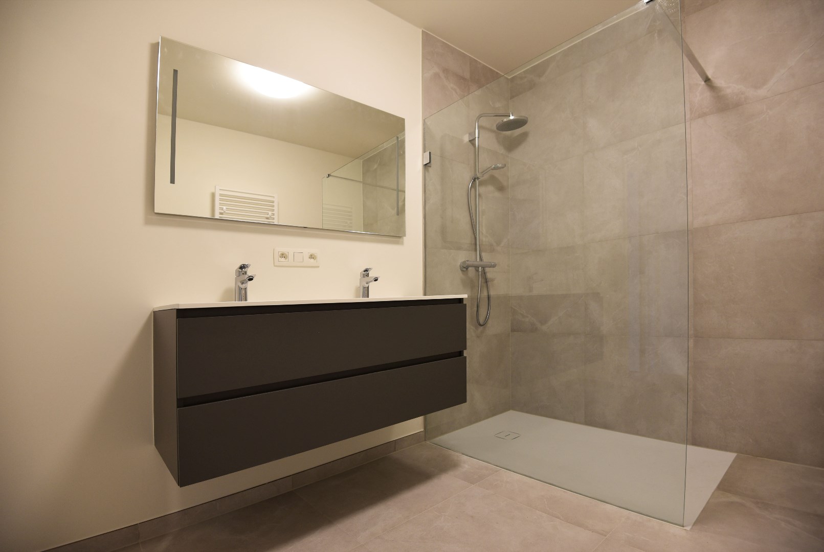 Nieuwbouwappartement met 2 slpks, autostaanplaats en terras te Maldegem centrum 