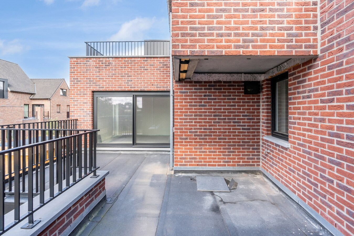 Appartement met twee slaapkamers, ruim terras en garage. 