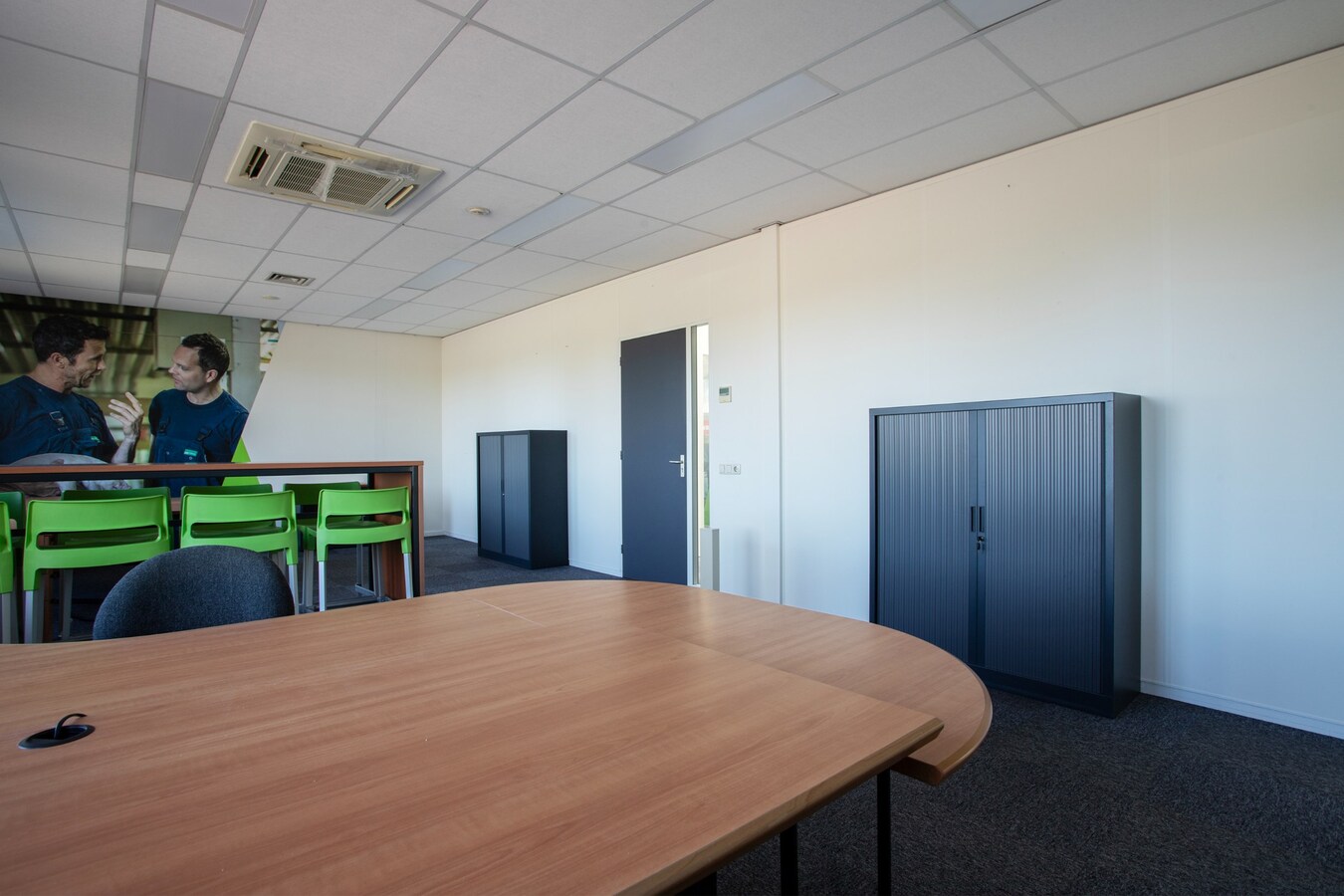 Vrijstaande representatieve kantoorruimte van circa 342 m2 met ruim voldoende parkeergelegenheid. (circa 20 plaatsen) 