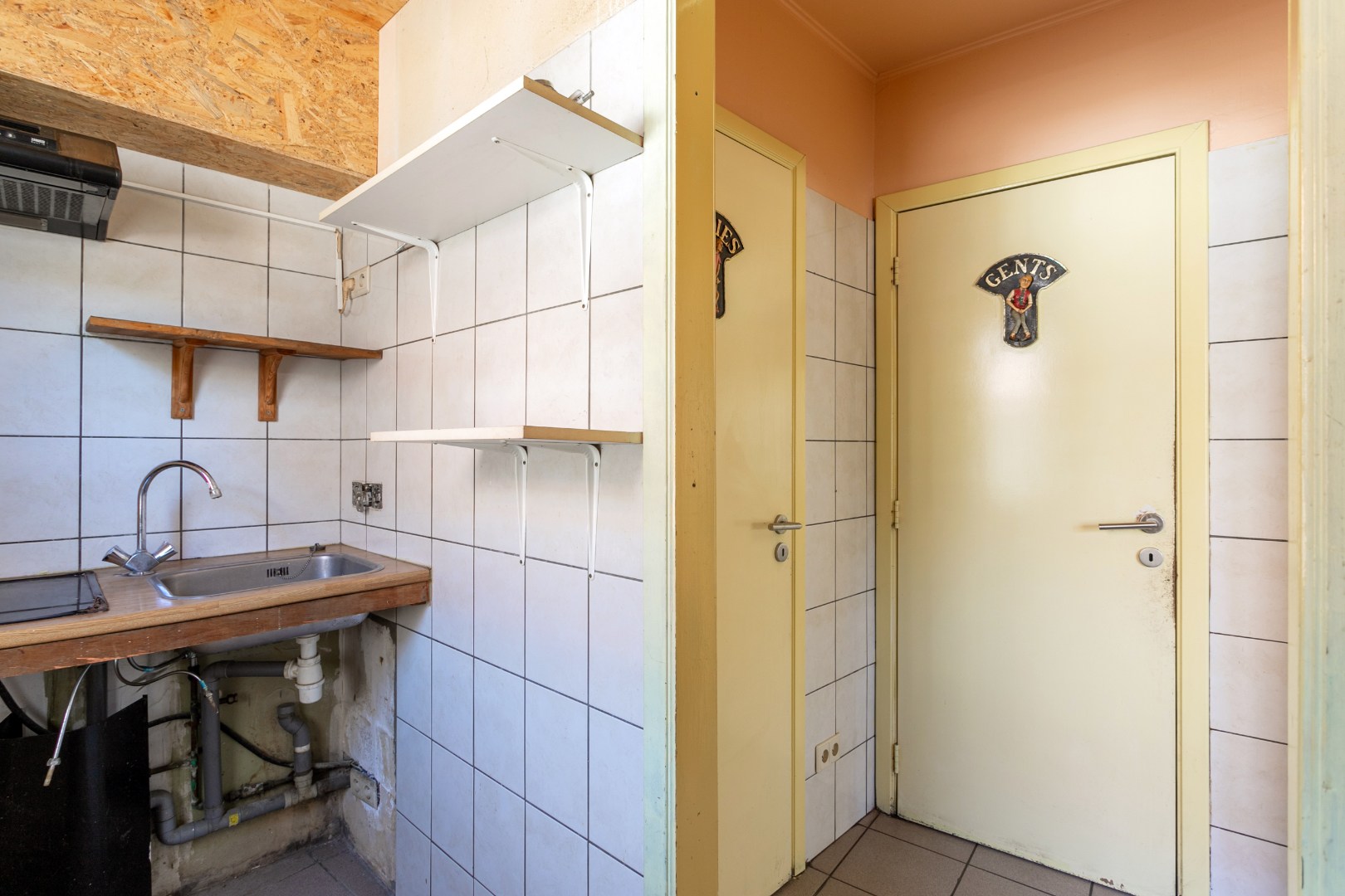 Handelshuis op een gunstige ligging vlakbij het station van Halle 
