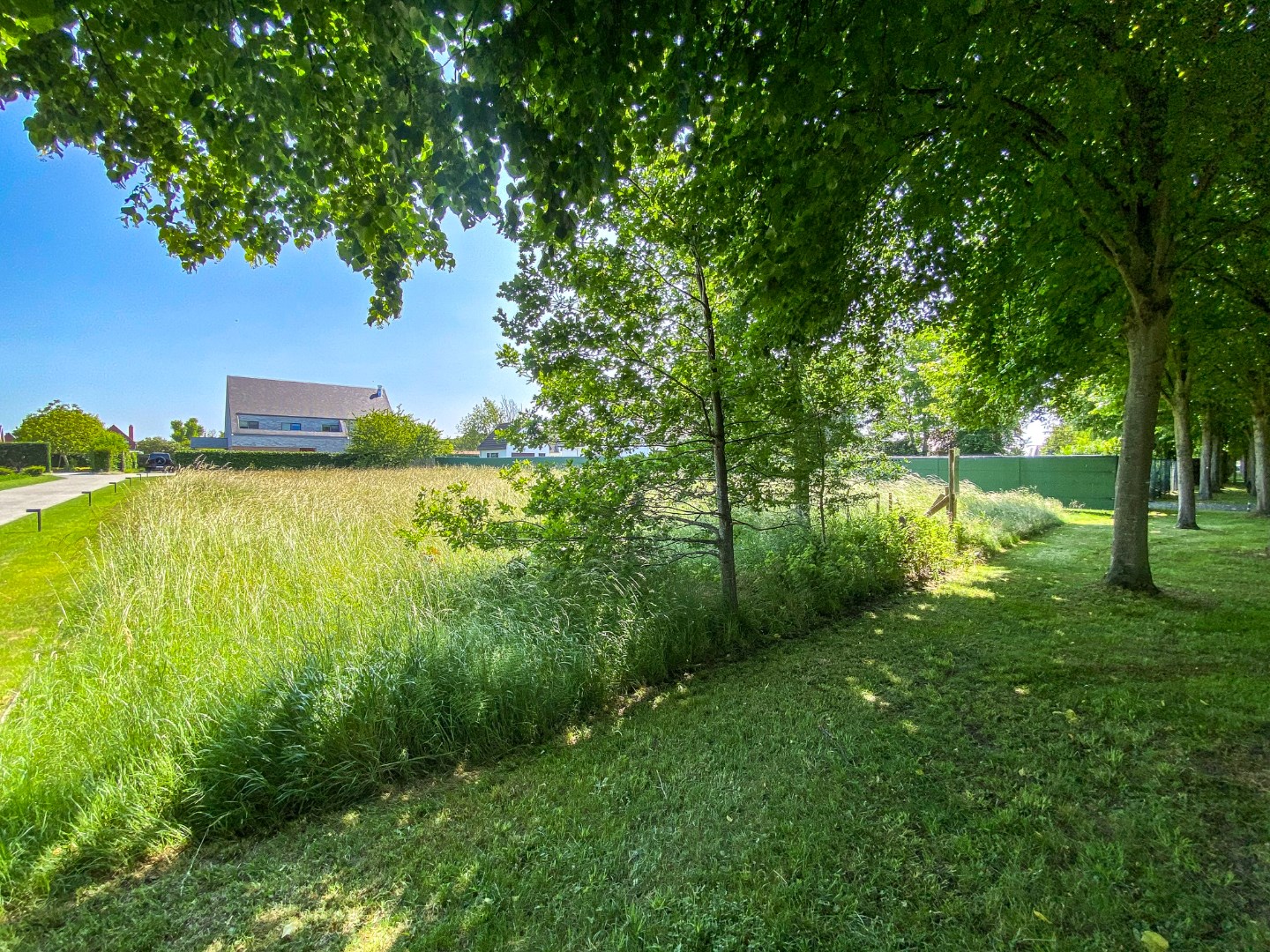 Ruim perceel van 1064 m² in residentiële wijk bestemd voor open bebouwing te Oostduinkerke (Koksijde). 