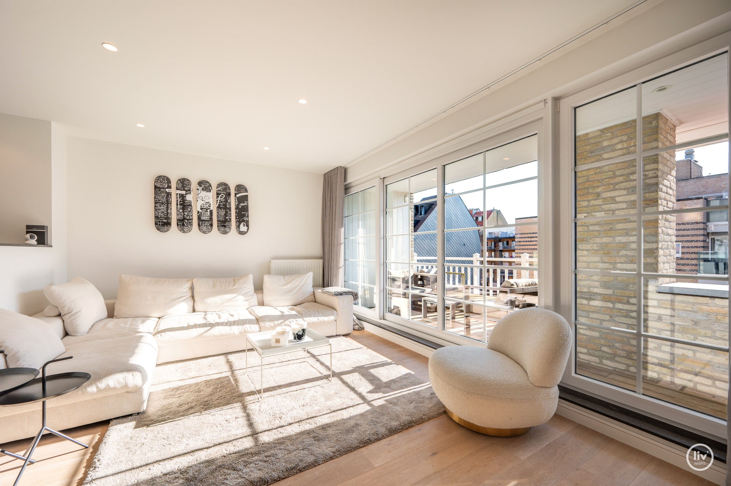 Magnifique, spacieux et récent (2015) appartement avec 3 chambres à coucher complètes et une terrasse ensoleillée, bien situé sur l'avenue Léopold à Knokke. 