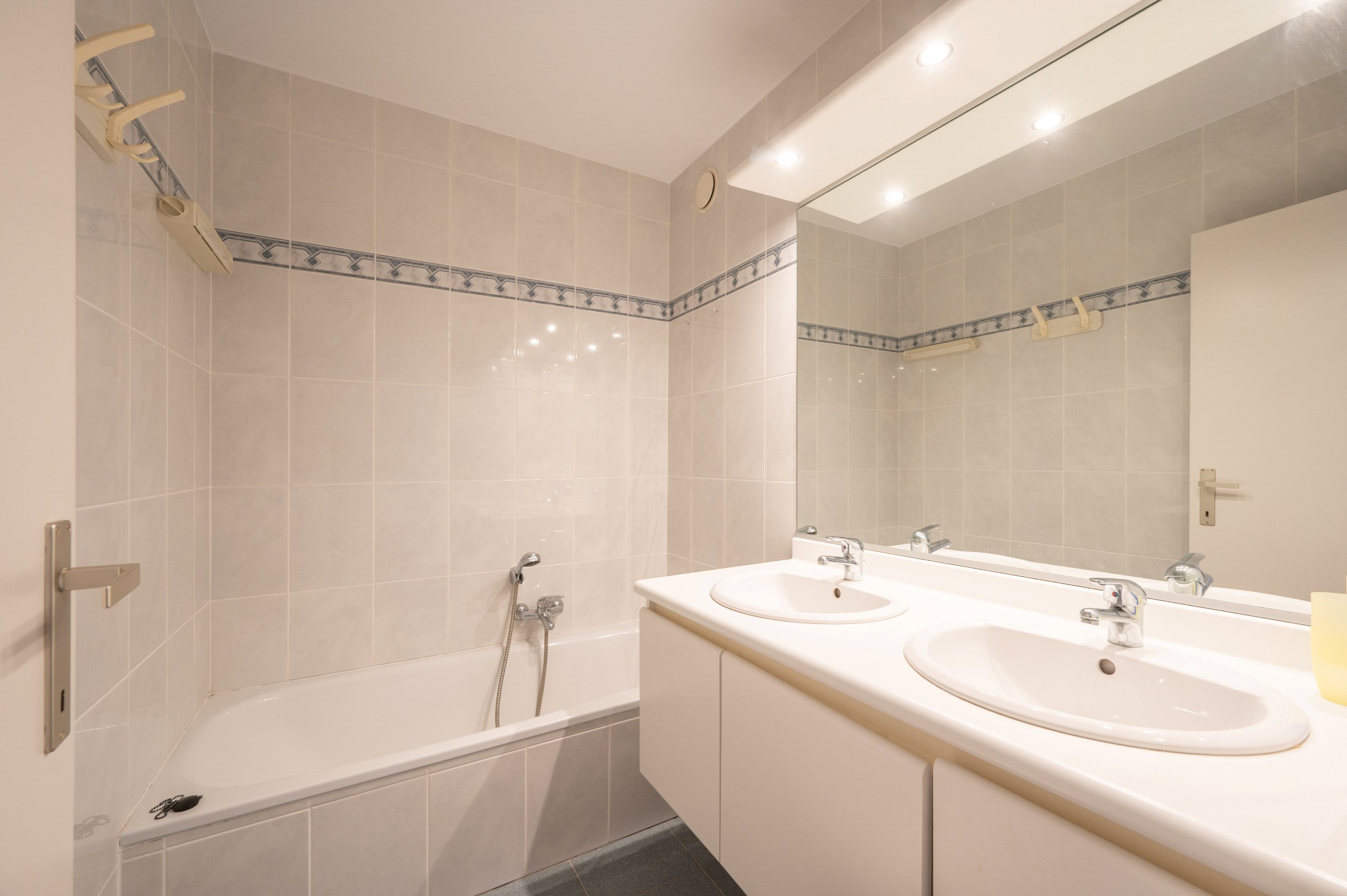 Op te frissen appartement met 2 slaapkamers te koop in het centrum van Knokke 