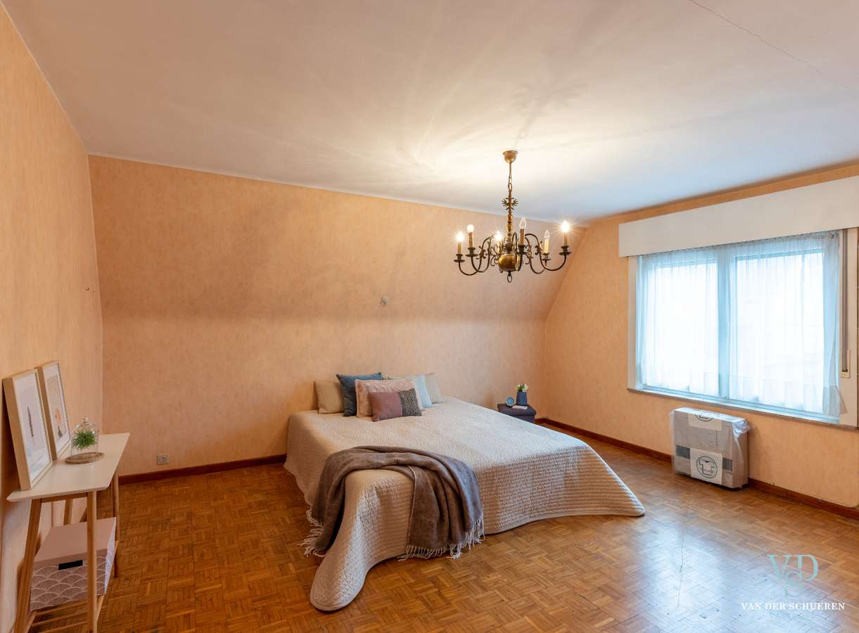 Degelijke, op te frissen Half Open Bebouwing. 