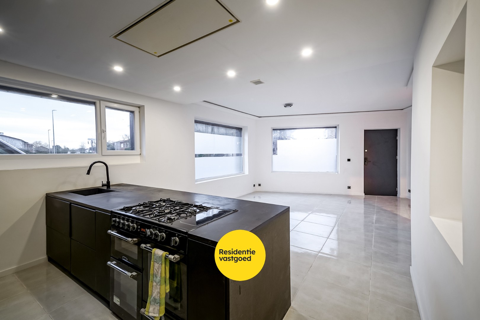 Recent gerenoveerde hoekwoning met garage, koer én dakterras in Stene 