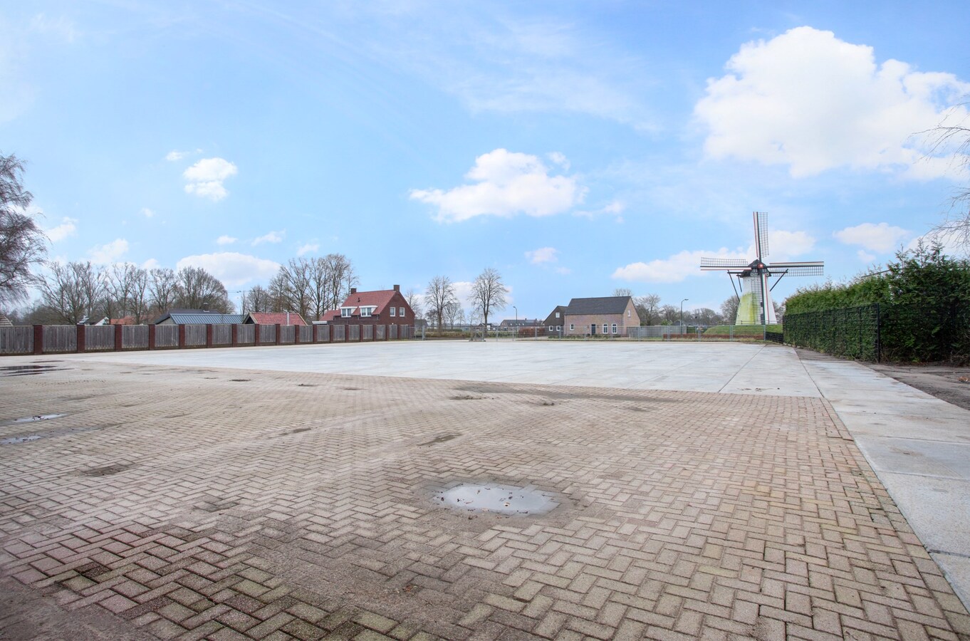 Te huur: “Opslag/overslaghal met buiten terrein”  aan de Rijt 31 te Luyksgestel, voorheen van KLG met buitenterrein. 