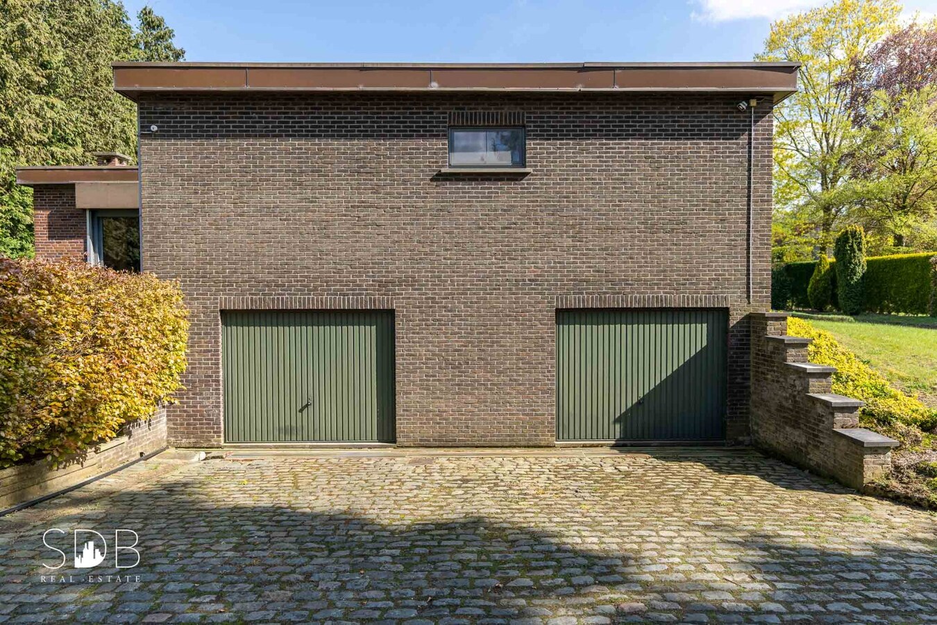 Vrijstaande gezinswoning in bungalowstijl met grasland op circa 1ha. 