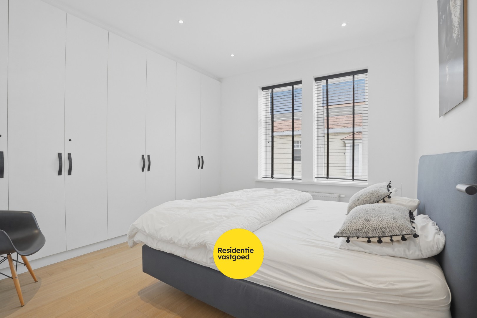Subliem gerenoveerde herenwoning met 6 slaapkamers inclusief garage in Nieuwpoort-Stad op 135m² 
