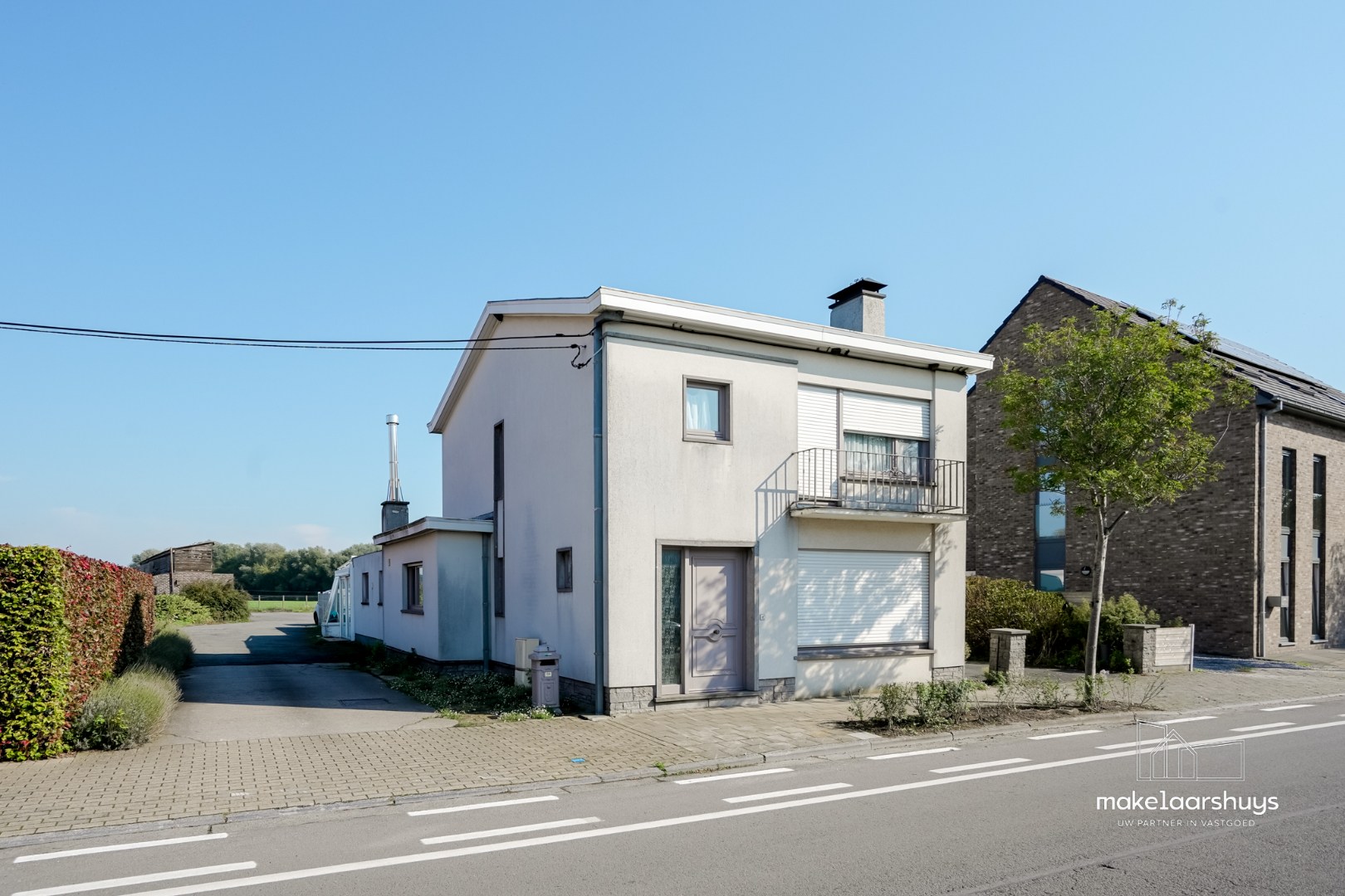 Ruime open bebouwing  met 3 slaapkamers,  bijgebouwen en parkeerplaatsen 