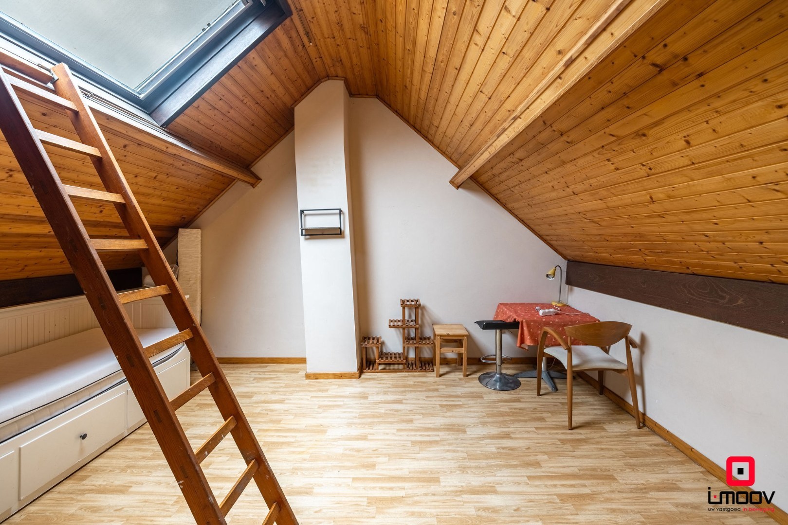 Karaktervolle stadswoning met uitzonderlijke breedte en garage in hartje Gent 