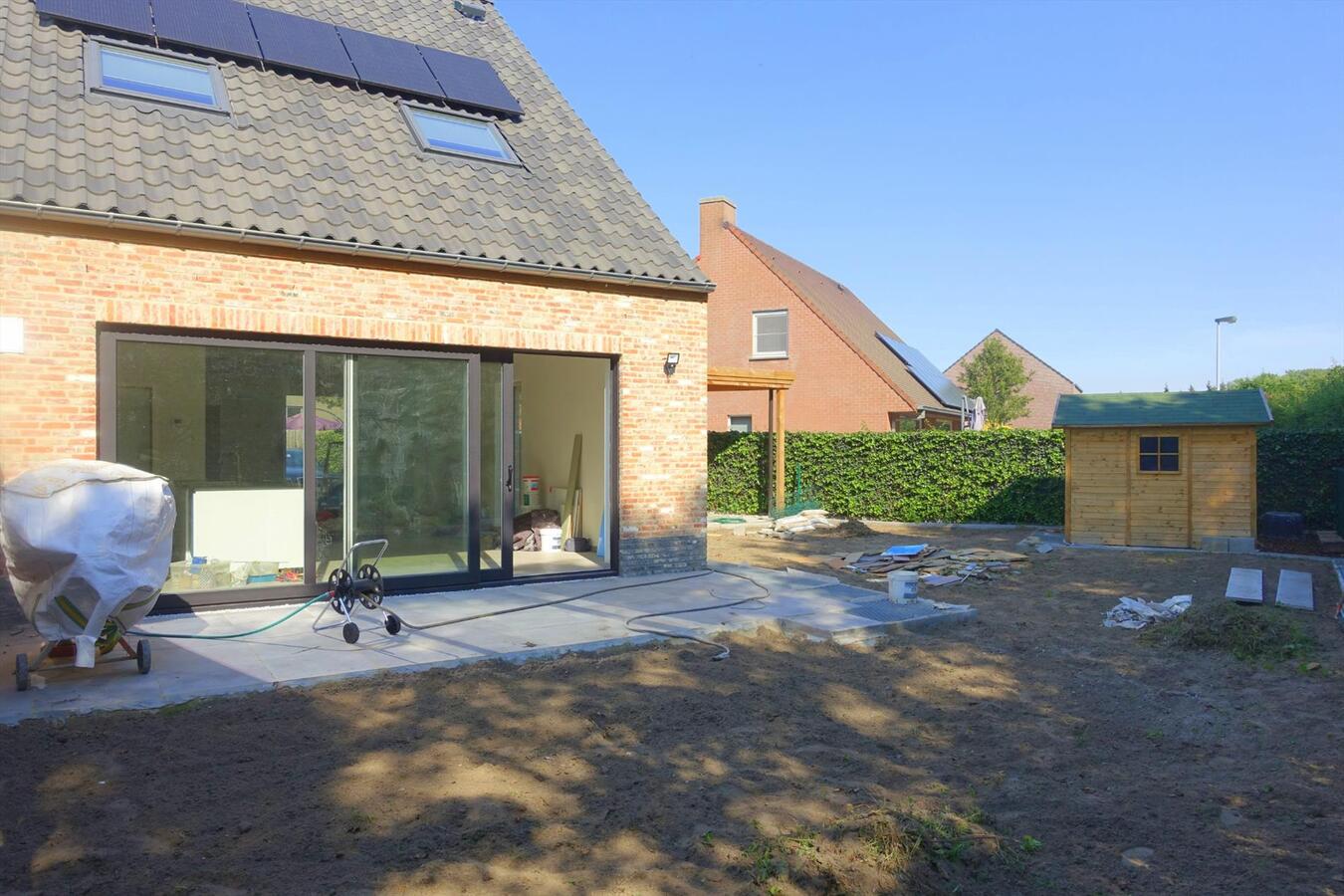 Halfopen nieuwbouwwoning in pastoriestijl 