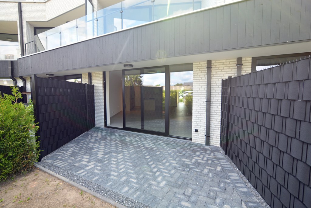 Gelijkvloers nieuwbouwappartement 124 m² met 2 slpk, tuintje en 2 autostandplaatsen. 