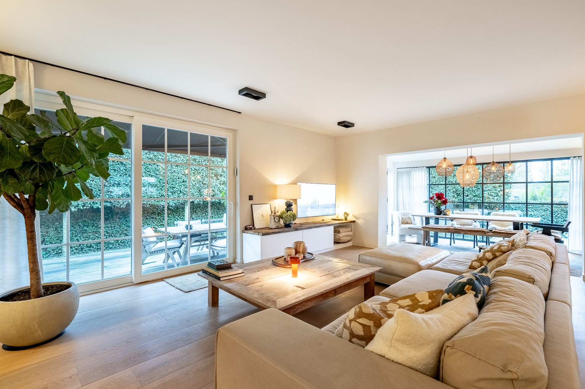 Gelegen in een rustige en uiterst gegeerde residentiële wijk van Knokke, biedt deze volledig gerenoveerde woning een perfecte combinatie van hedendaags comfort, licht en verfijnde elegantie 