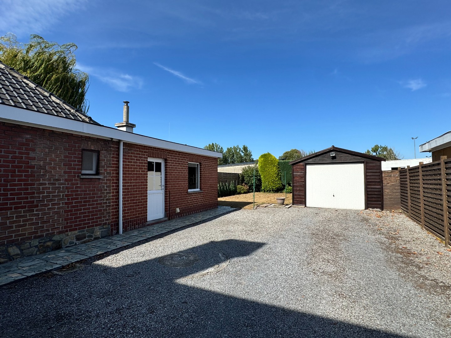 Kloeke halfopen bebouwing met tuin en dubbele garage. 