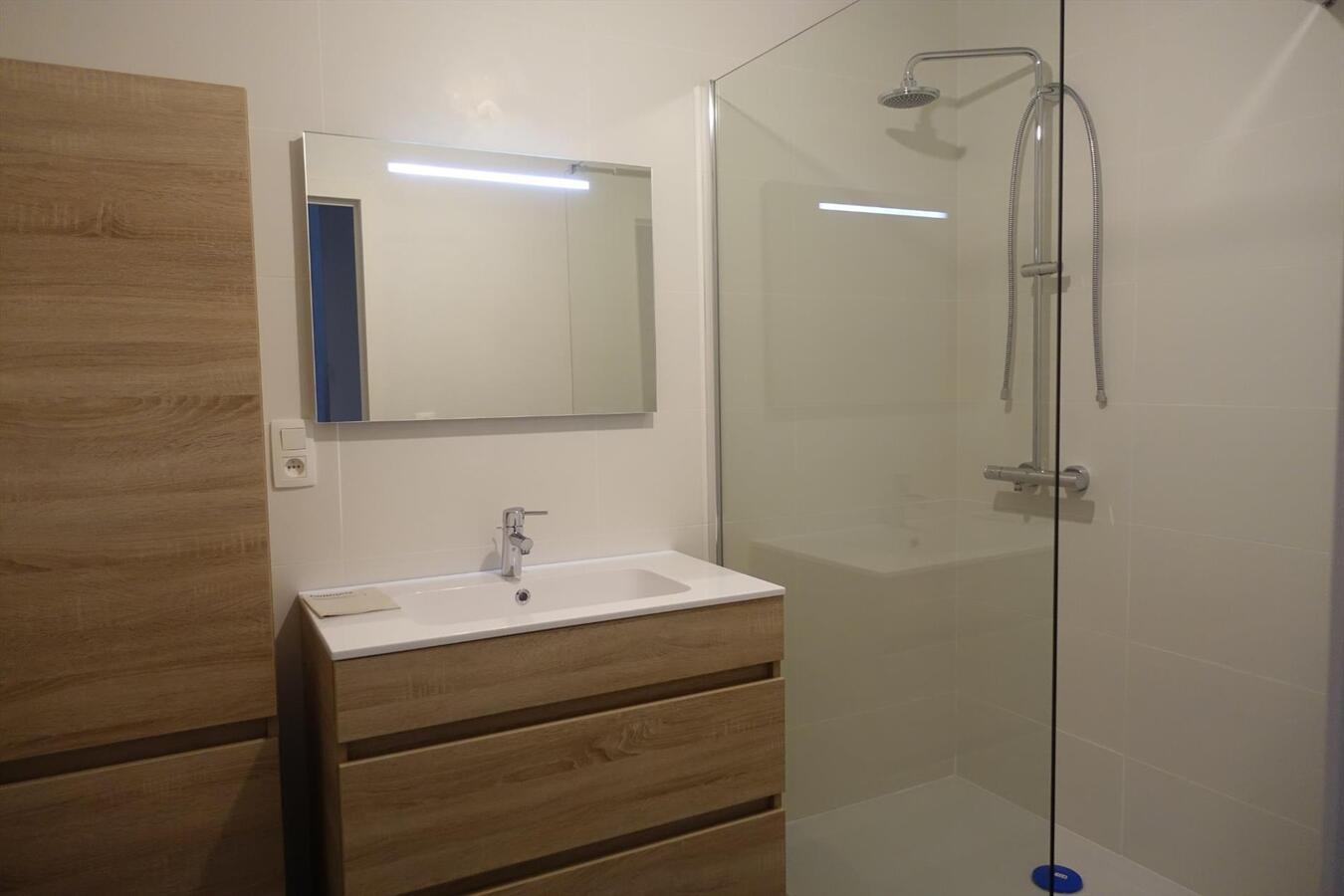 Gelijkvloersappartement met tuin en 2 autostaanplaatsen 