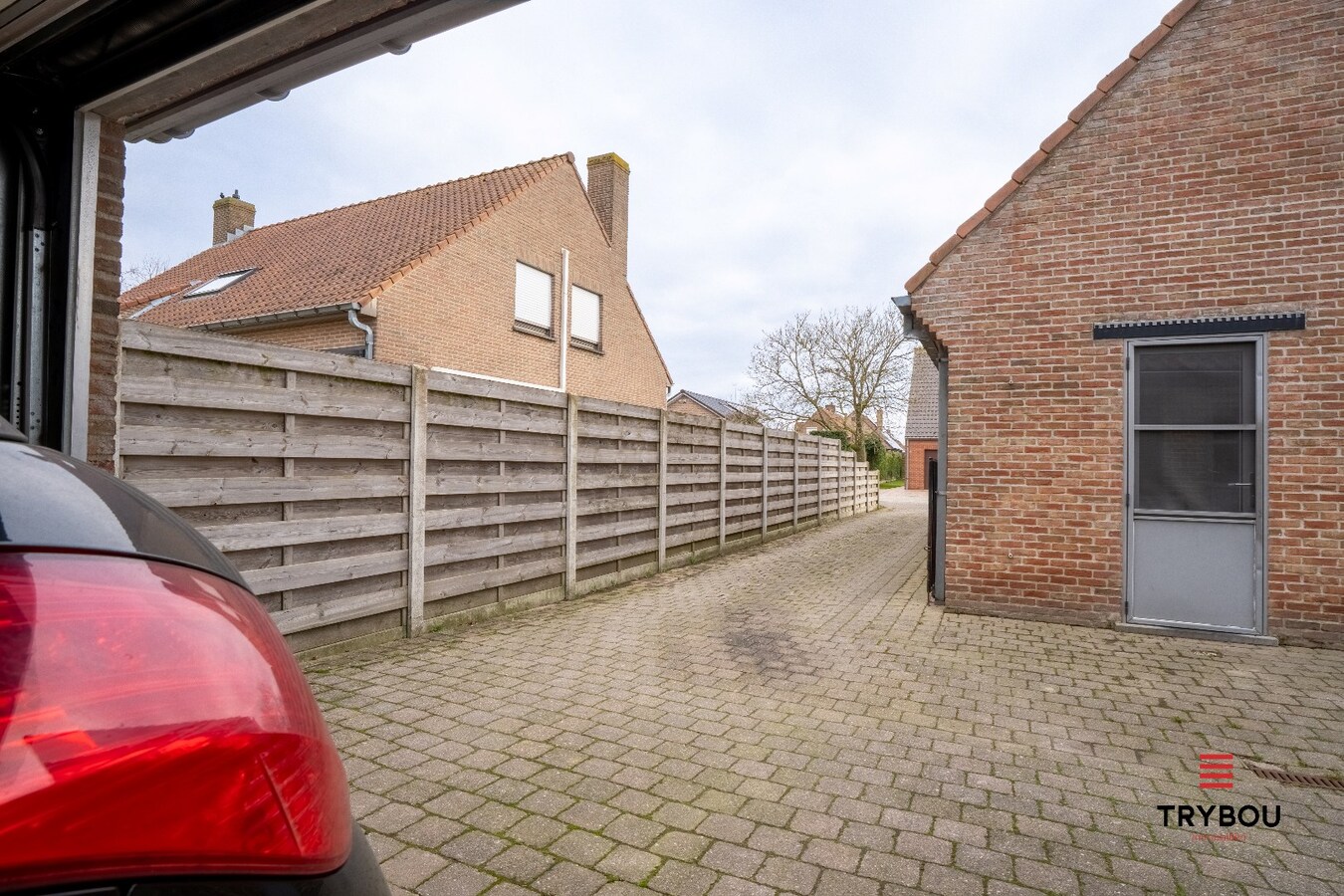 Instapklare gezinswoning met ruime tuin en dubbele garage in Poelkapelle 