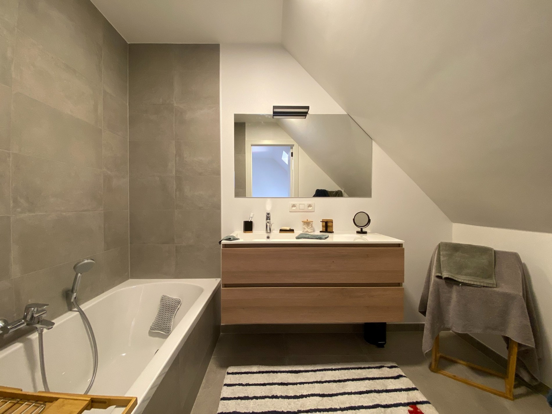 MEUBLÉ - Appartement en duplex AVEC DEUX CHAMBRES situé à DUINENWATER à Knokke-Heist. 