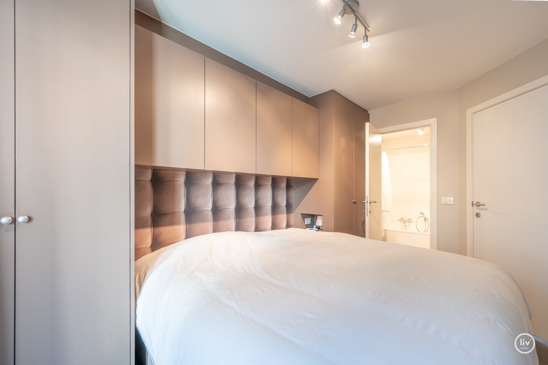 Mooi ruim en récent appartement centraal gelegen op de Leopoldlaan te Knokke. 