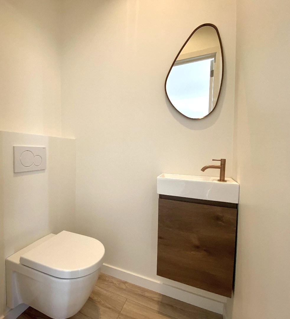 Volledig gerenoveerde centrumwoning in het hartje van Sint-Lodewijk op 442 m²! 