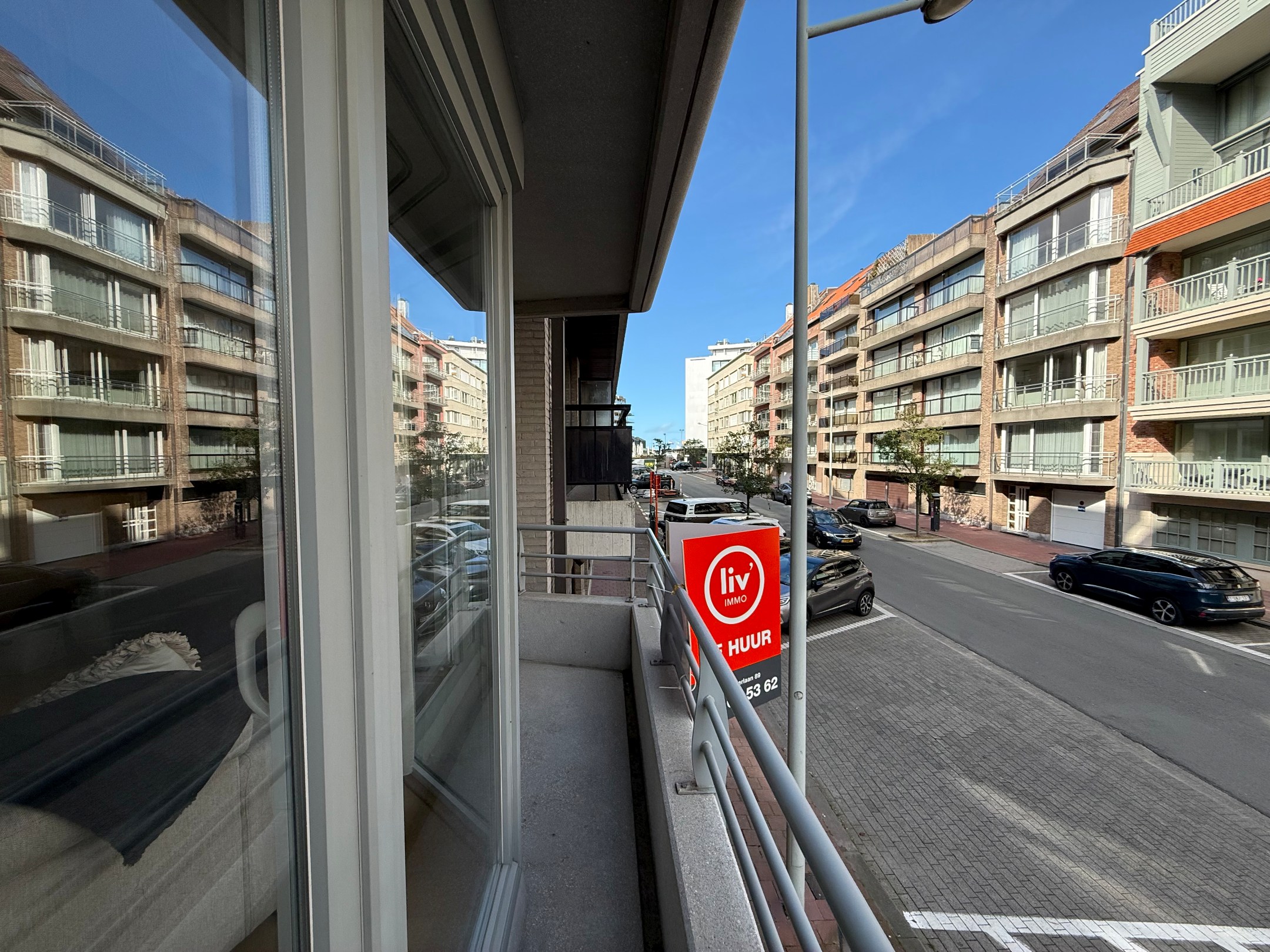 Meublé - Appartement idéalement situé et parfaitement entretenu avec 2 chambres et une grande terrasse situé dans l'avenue Van Bunnen. 