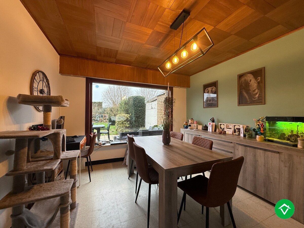 Ruime, stevige woning met 3 slaapkamers, garage en tuin te Izegem 