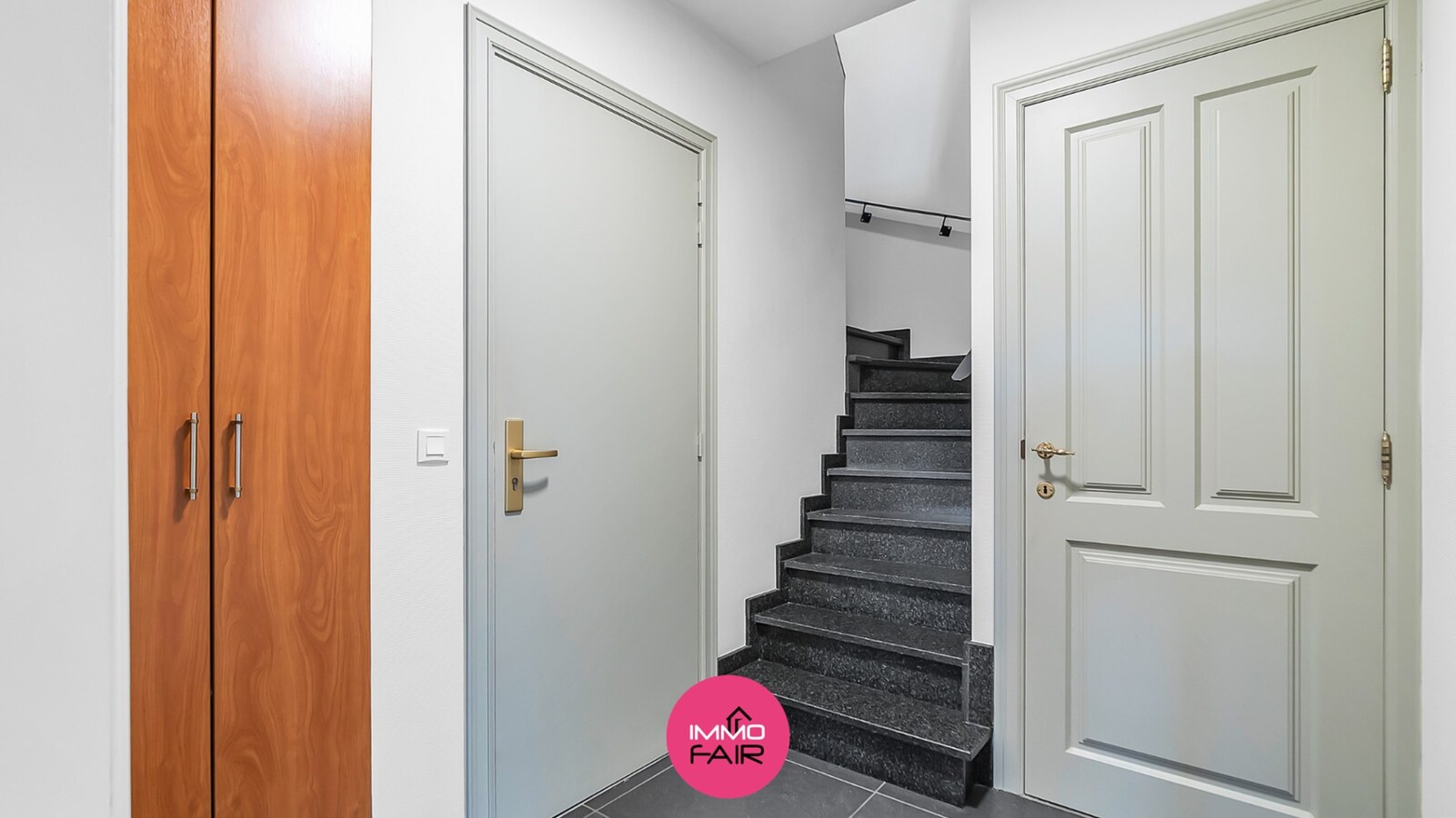Ruim duplex appartement met privatief terras en garage in Hees 