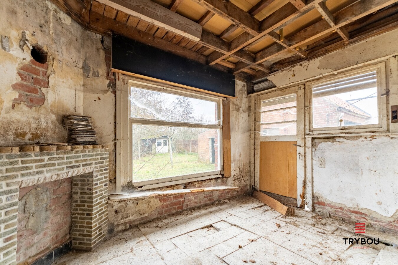 Te renoveren woning met bijgebouw en tuin in Houthulst 