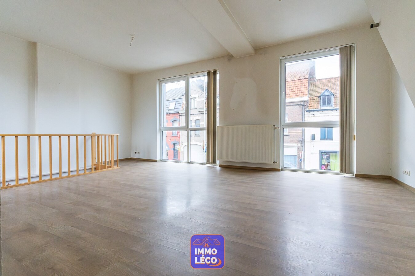 Immeuble avec un bureau et un appartement 2 chambres. IDEAL INVEST 