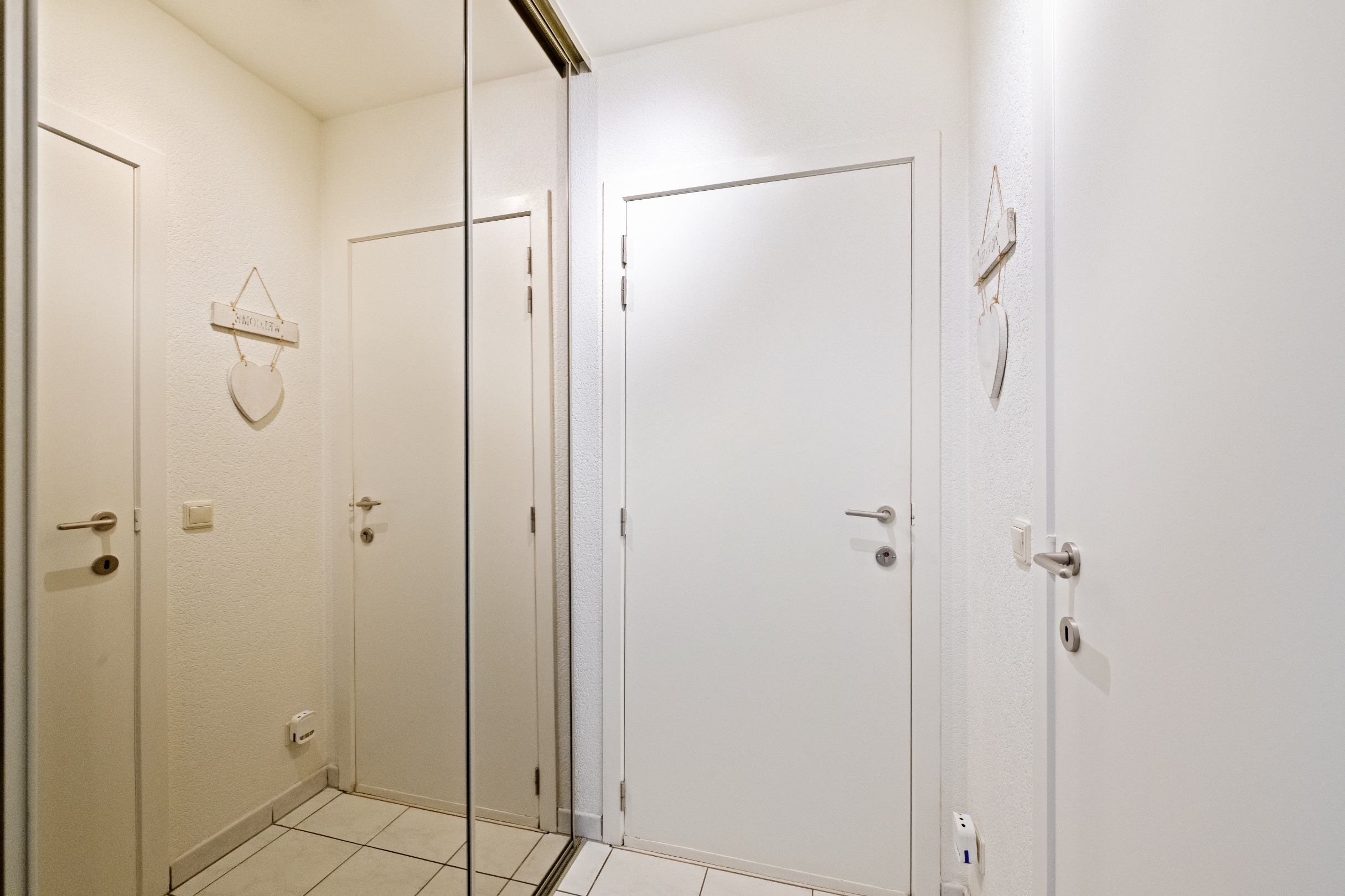 Voici la traduction en français :Grand appartement en duplex avec 2 chambres, 2 salles de bains et terrasses ensoleillées, près de la digue de Heist (possibilité d'offre d'un garage intégré). 