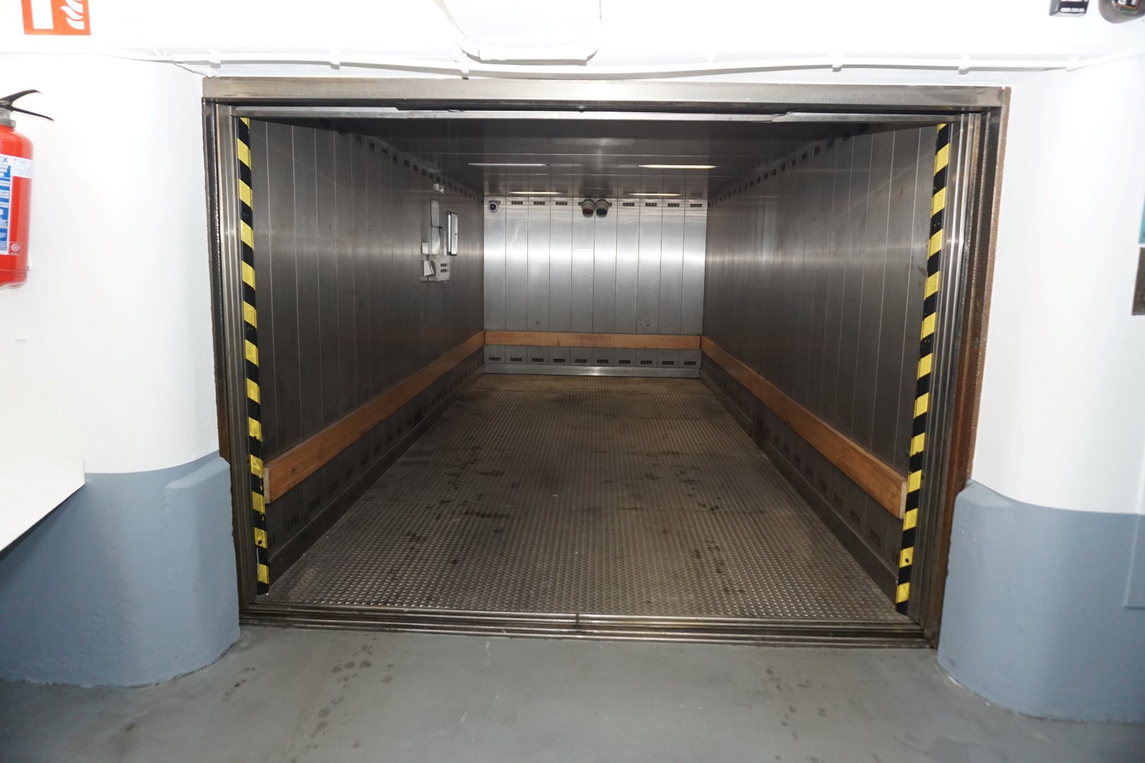 GARAGE BOX  OP TOPLIGGING - CENTRUM OOSTENDE ! 