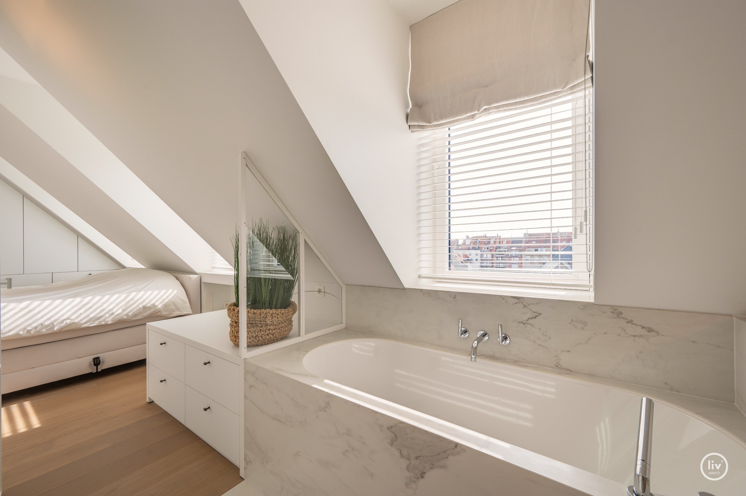 Appartement duplex unique avec 4 chambres dans une résidence récente au centre de Knokke. 