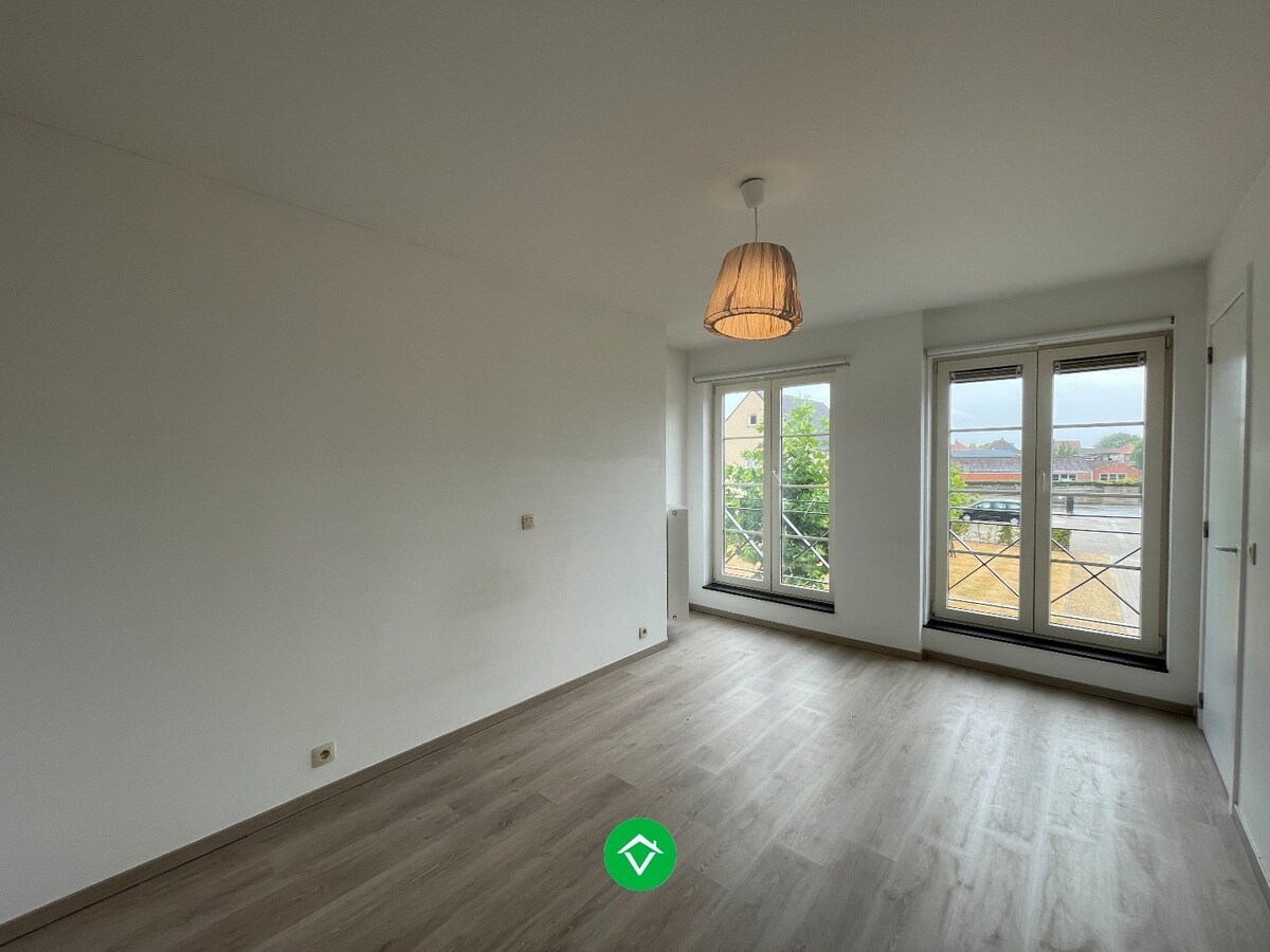 Rustig gelegen duplex appartement met 2 slaapkamers en autostaanplaats te Lichtervelde VRIJ 1/08/2026 