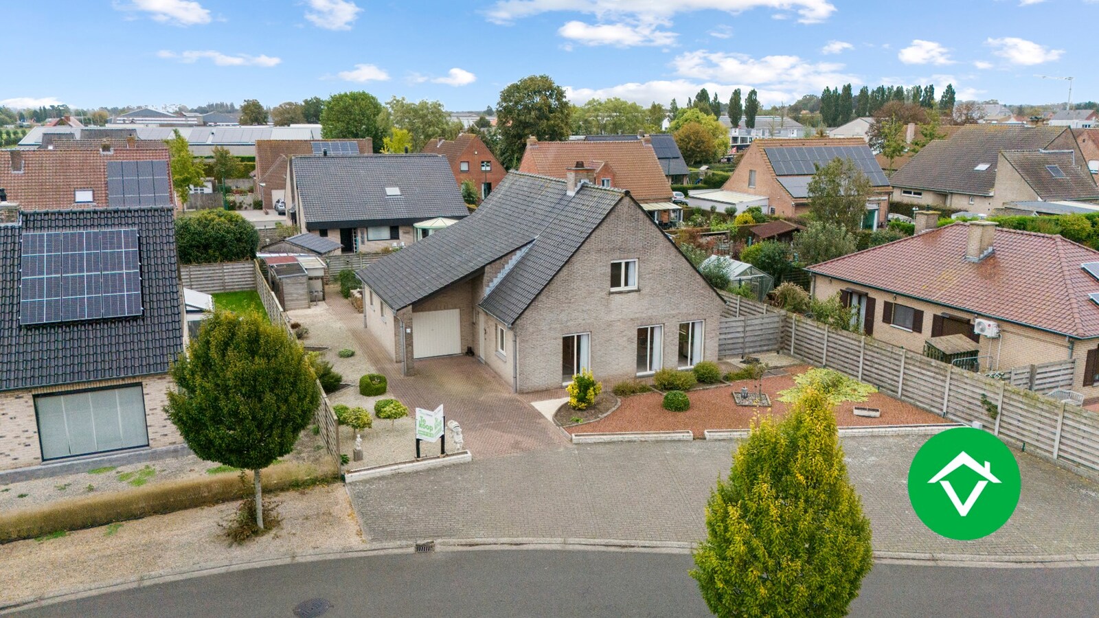 Kloeke woning met 4 slaapkamers in een woonwijk te Ichtegem. 