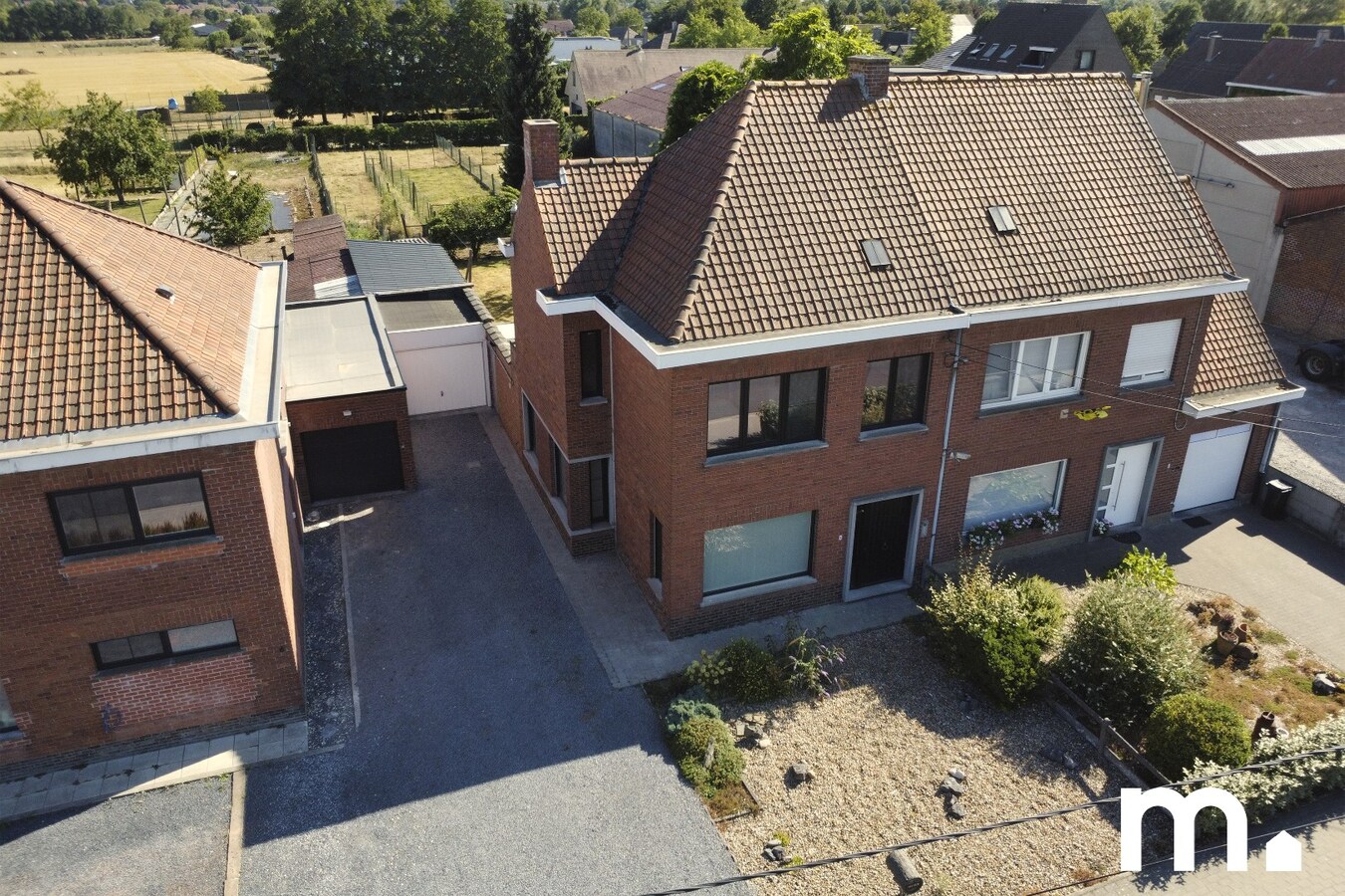Half open gezinswoning met ruime tuin en garage te koop ! 