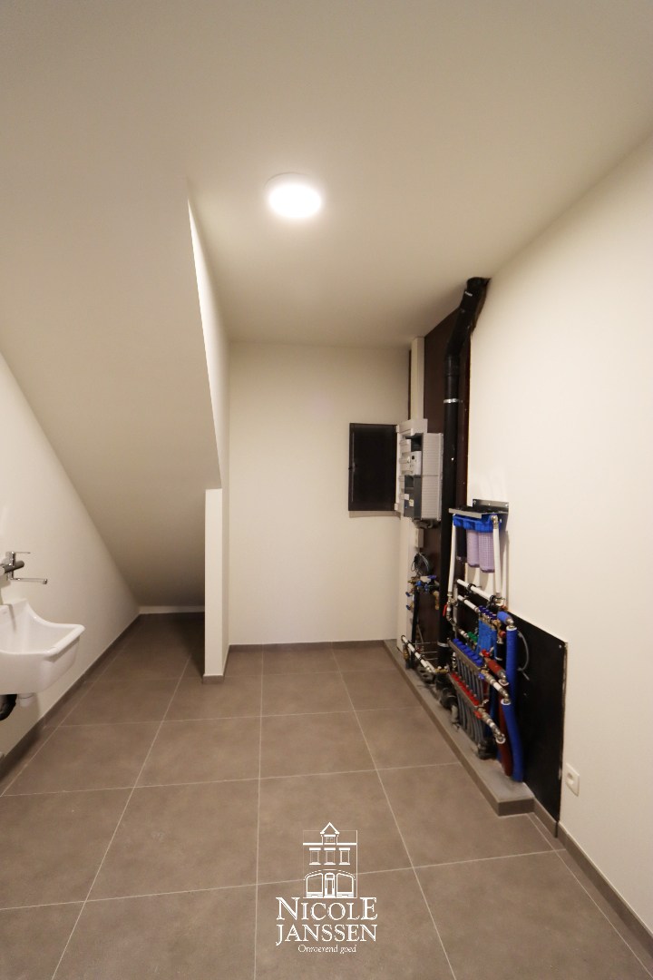 Nieuwbouwwoning met carport 