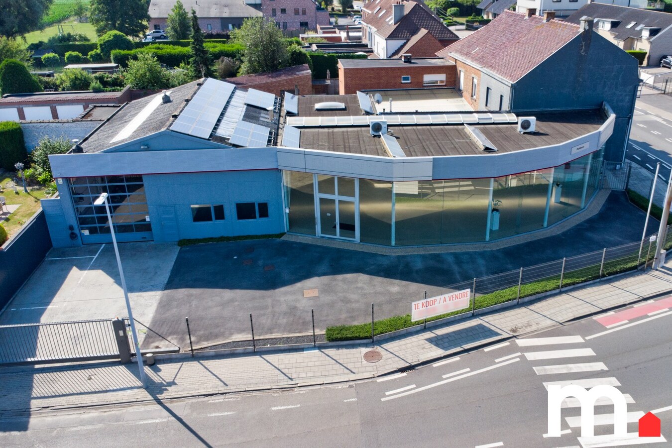 Multifunctioneel bedrijfsgebouw (Showroom + Atelier + Woning) op toplocatie te Rekkem ! 