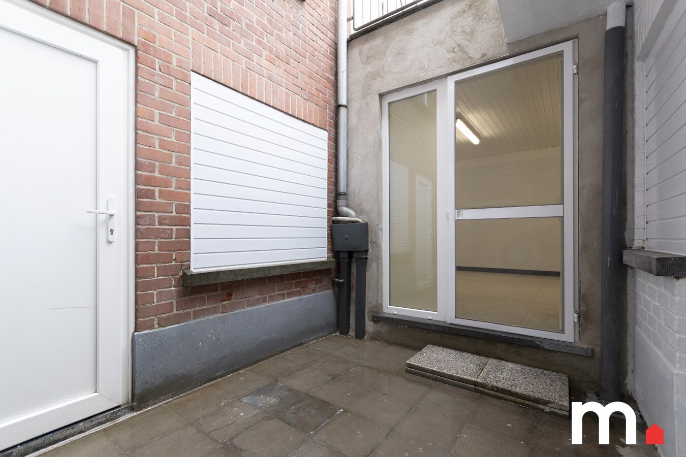 Lichtrijk instapklare woning EPC C  te Roeselare met 3 slaapkamers, zonnepanelen, Garage en praktijk! 