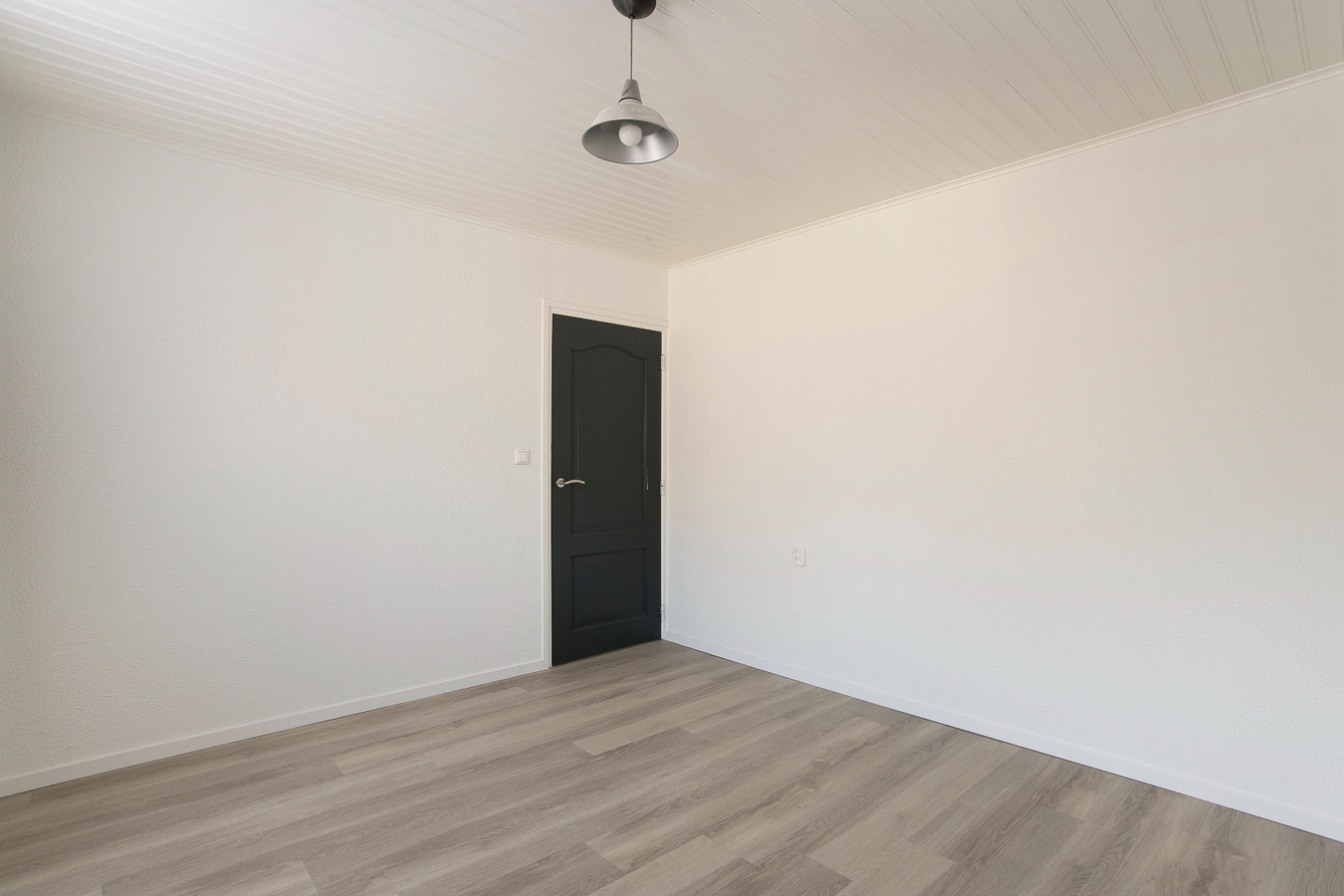 Deze vrijstaande woning met bedrijfsgebouwen staat tegen het bedrijventerrein van Reusel. 