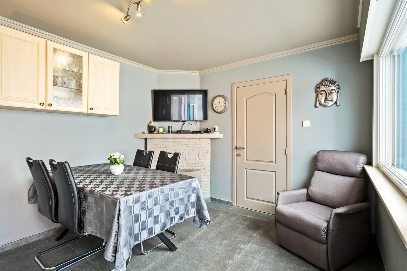 Centraal gelegen woning op uiterst ruim perceel van 1784 m² 