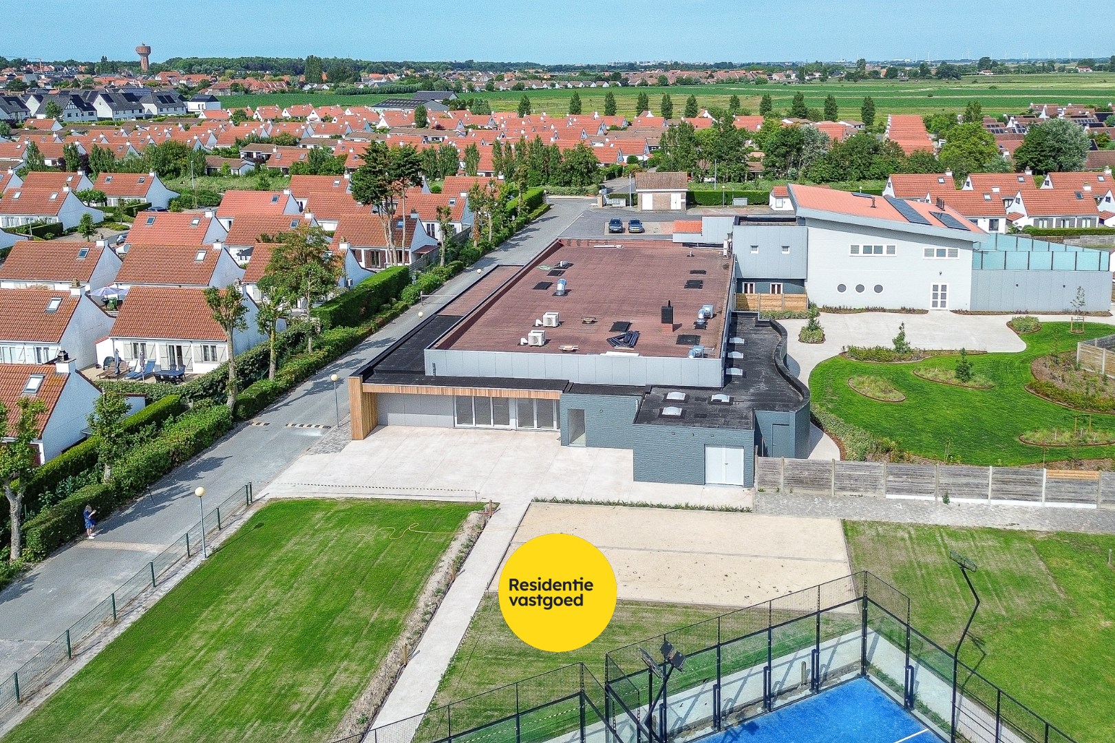 Unieke opportuniteit: horecazaak met 3 padelterreinen, terrassen en tuin te huur! 
