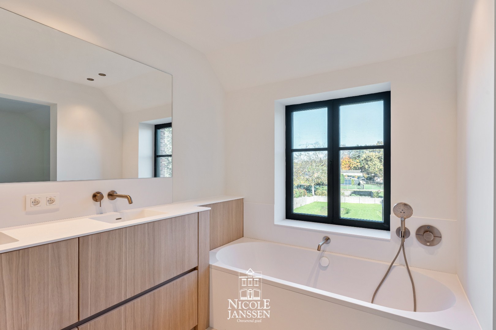 Badkamer met ligbad, dubbele wastafel en douche