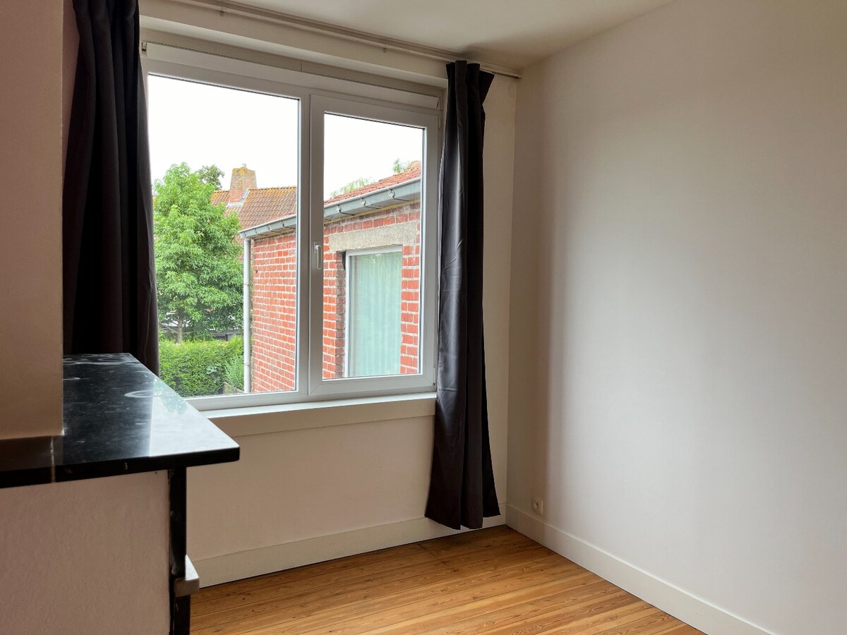 Lichtrijke woning met garage in het hartje van Ieper 