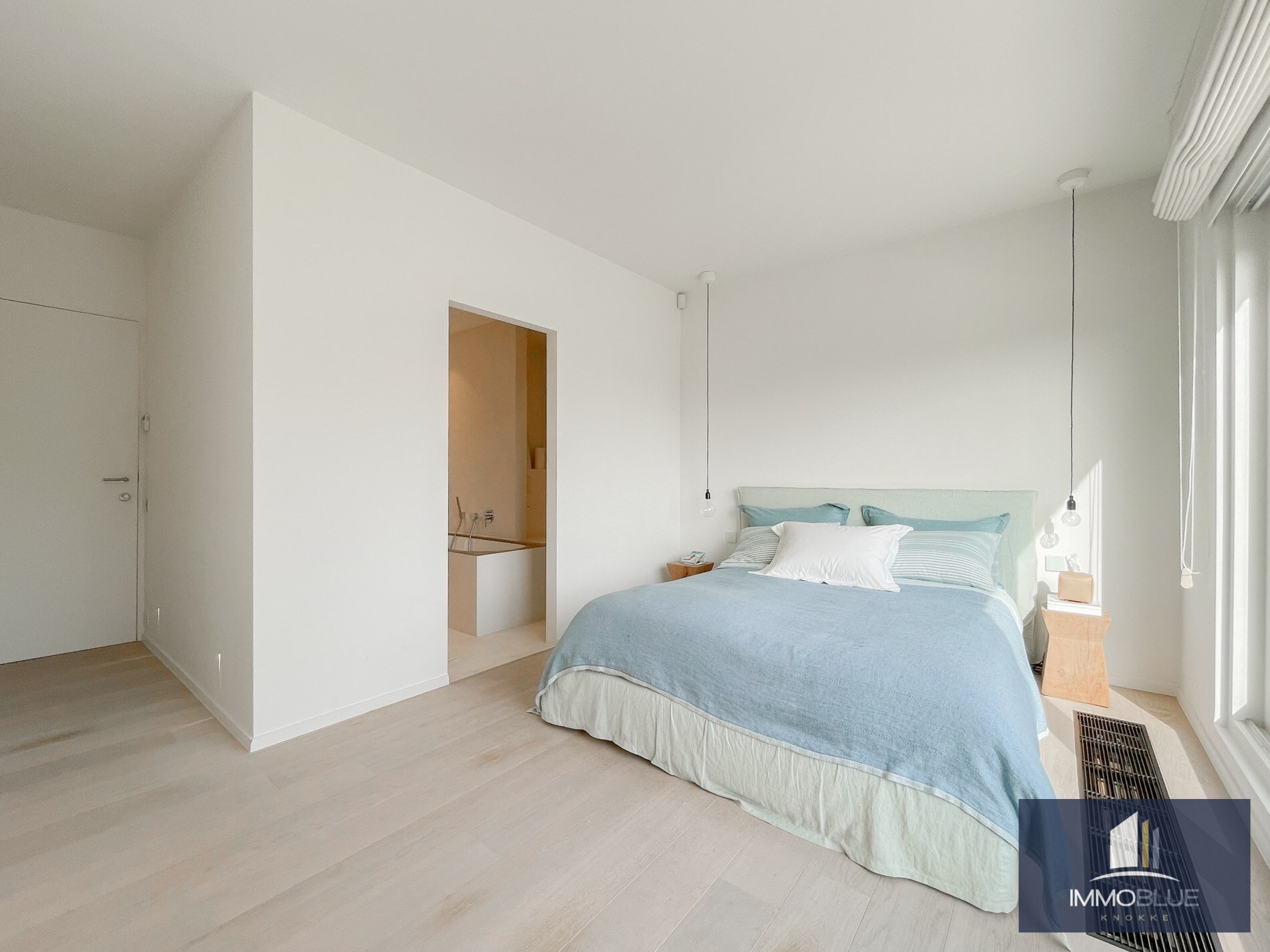 Subliem hoekappartement met ruime terrassen gelegen in het prestigieuze domein Tennis Garden. 