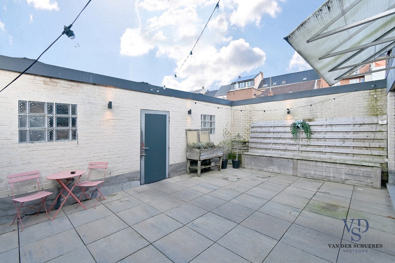 Handelspand (>300 m²) en 2 appartementen. 