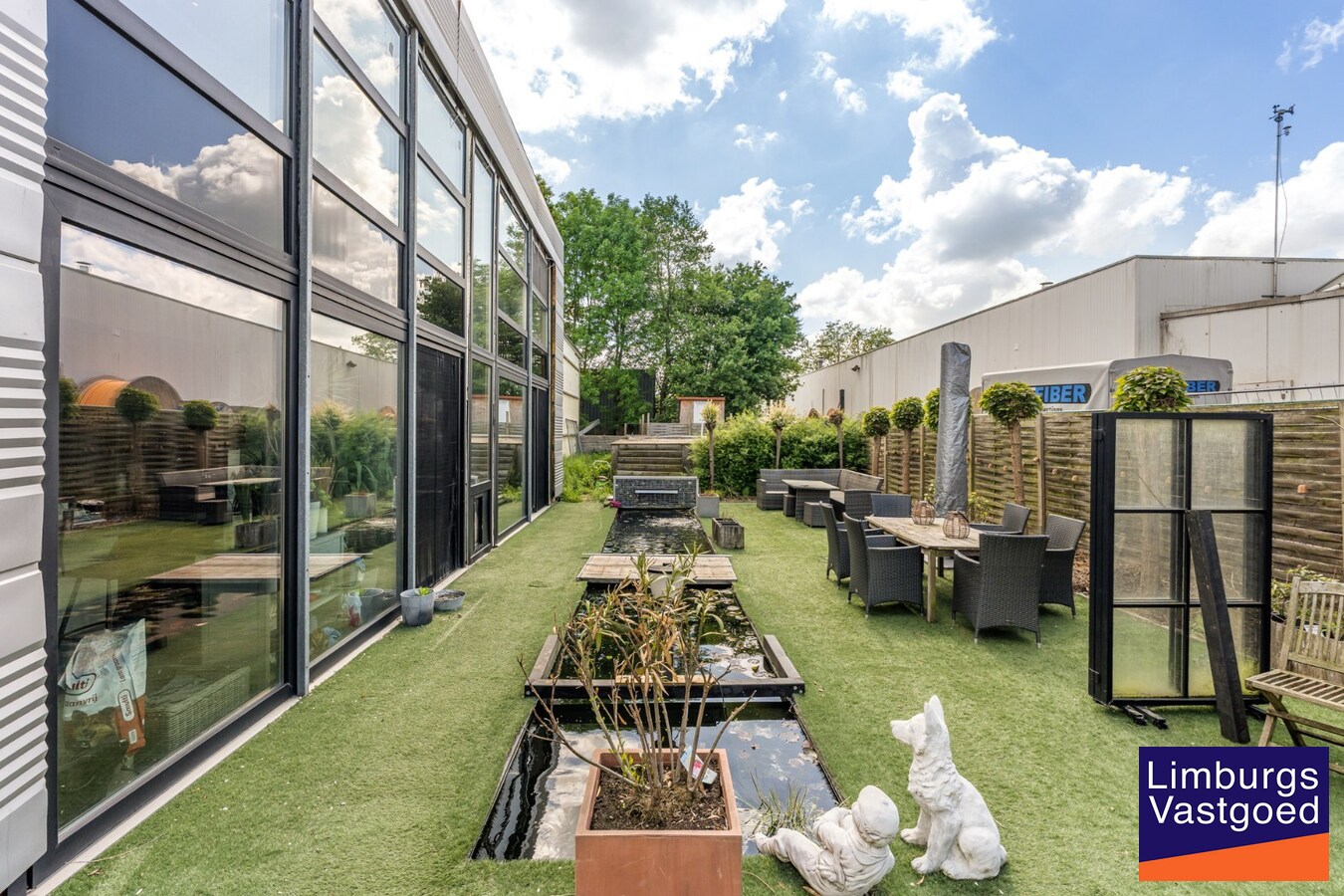 Bedrijfsgebouw met toonzaal, kantoren, magazijn en woonst - groot 700m² 