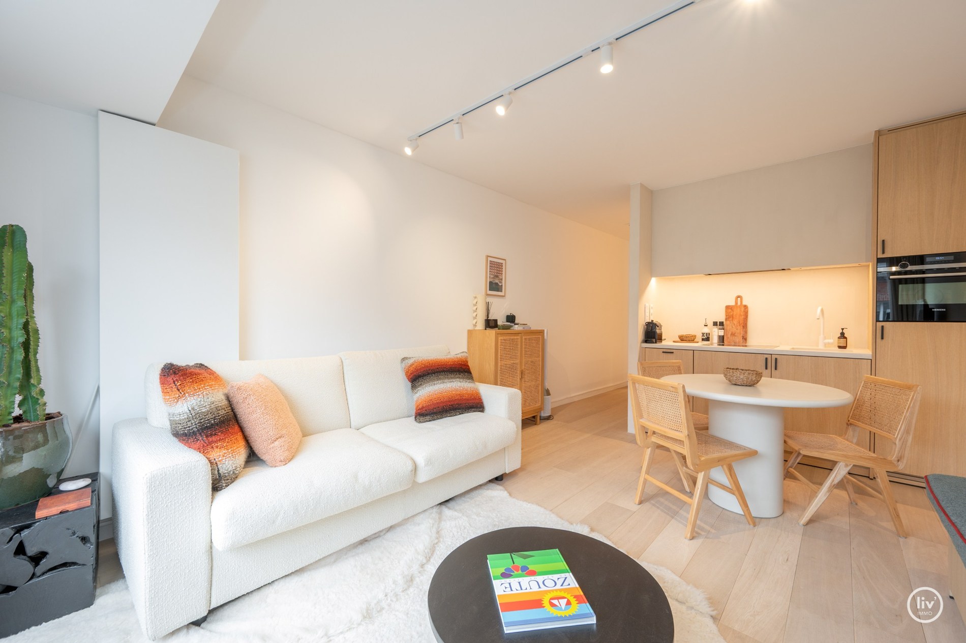 Prachtig integraal gerenoveerde studio gelegen op de vierde verdieping te Van Bunnelaan. 