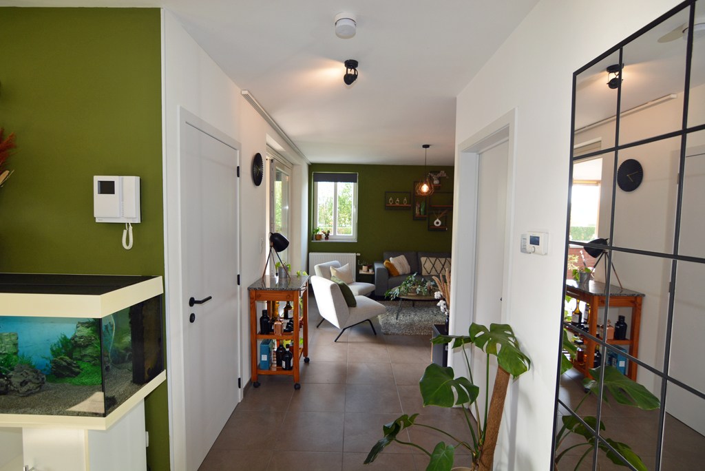 Energiezuinig duplex-appartement met 2 slpk, terras en carport met berging. 