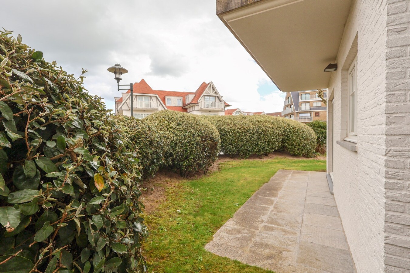 Modern 2slpk-appartement met privé tuin op wandelafstand van het strand 