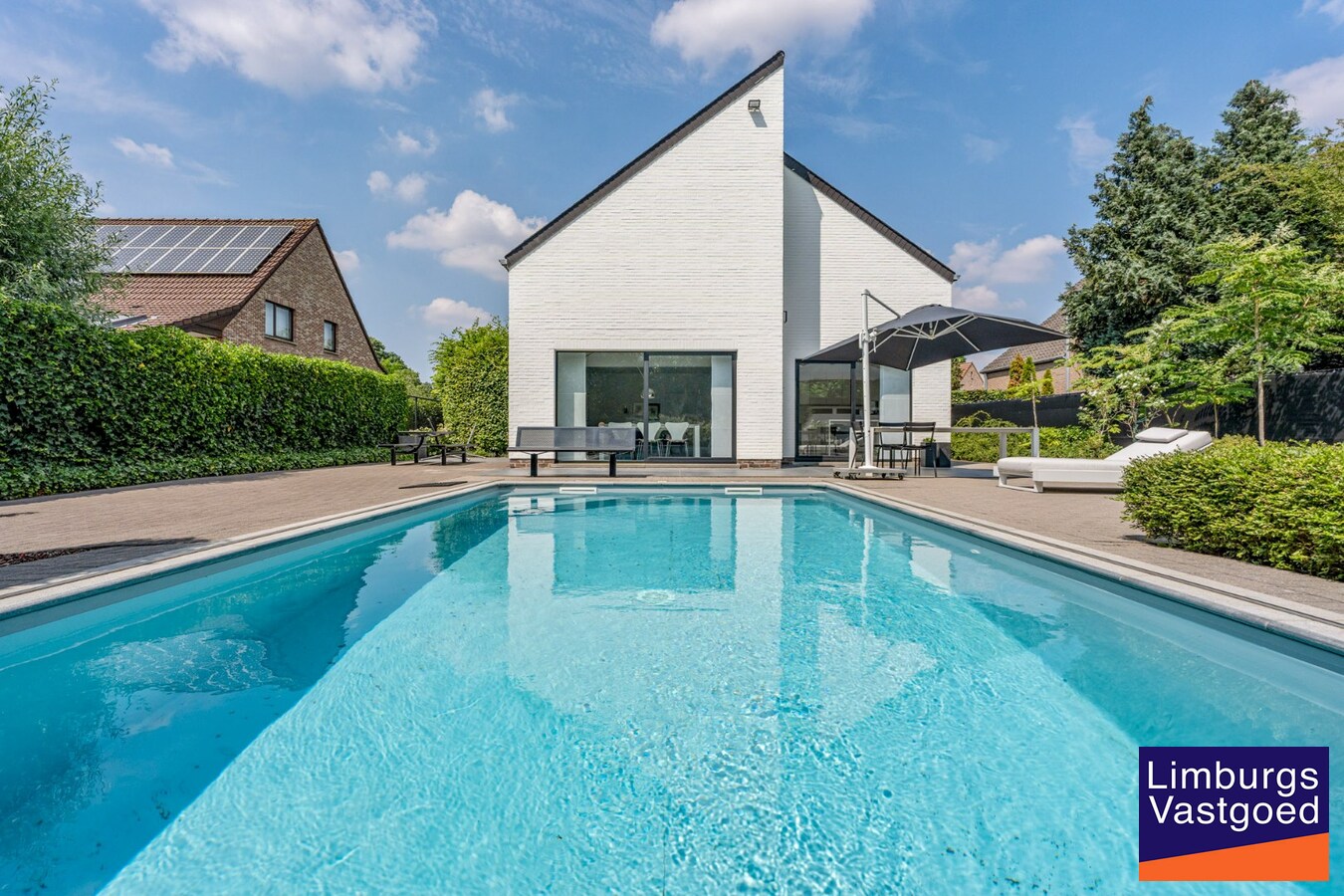Moderne architectenwoning met mooie tuin en zwembad, 5 slaapkamers in Hasselt, OB op 8a12ca in doodlopende straat 